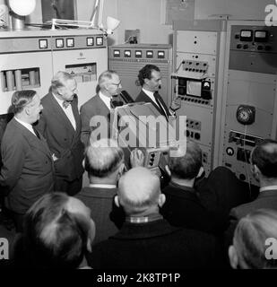 Oslo 19540112 Norsk National Broadcasting startet Testauslieferungen für das Fernsehen. Hier aus der ersten Testsendung des Fernsehens. Interieur aus dem Studio. Camera People von Pye Ltd. England. Foto: NTB / NTB Stockfoto