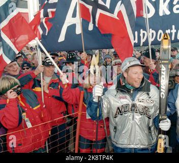 Kvitfjell. Alpine-WM-Finale. Alpint, WM-Ziel. Auf, Männer. Lasse Kjus wurde vom Publikum mit norwegischen Flaggen gepriesen, nachdem er das heutige Rennen auf dem Kvitfjell bergab gewonnen hatte. - - Das Bild beträgt ca. 5,3 MB - - (NTB-Foto: Lise Åserud) Stockfoto