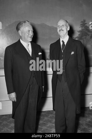 Oslo 19550525. Der isländische Präsident zu einem offiziellen Besuch in Norwegen. Hier sehen wir den isländischen Präsidenten Asgeir Asgeirson mit König Haakon VII. Auf dem Schloss. Foto: NTB Archive / NTB Stockfoto