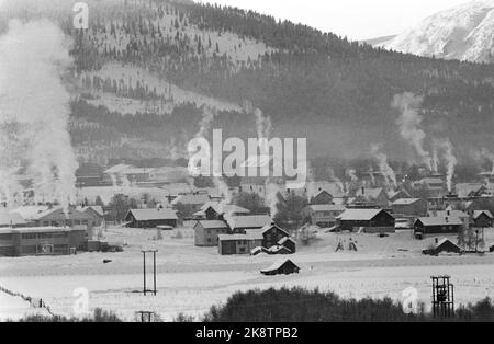 Tynset 11. Februar 1967, Bericht über Norwegens kältestes Dorf Tynset. Hier ist ein Übersichtsbild mit Häusern, die mit Brennholz brennen. Foto: Aage Storløkken / Aktuell / NTB Stockfoto