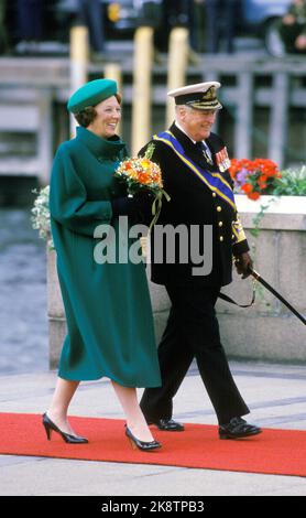 Oslo 19860513. Königin Beatrix und Prinz Claus der Niederlande bei einem offiziellen Besuch in Norwegen. Eine lächelnde Königin Beatrix und König Olav fotografierten im Honor Bryggen. Die Königin im grünen Mantel und Hut. Foto: Inge Gjellesvik NTB / NTB Stockfoto