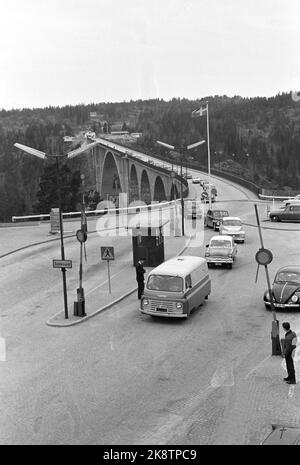 Svinesund 6. April 1963. Norweger laden Strømstad am Schneiddonnerstag ein. Die Tradition begann nach dem Krieg, als Norwegen den größten Teil der Waren vermisste. Die Geschäfte in Norwegen sind am Donnerstag geschlossen, so dass Sie eine Reise nach Schweden Unternehmen müssen, um das Auto oder Boot mit verschiedenen Waren zu füllen. Hier von Svinesund, wo Sie die Datei ändern müssen, von Rechtsfahren in Norwegen, zu Linksfahren in Schweden. Foto: Ivar Aaserud / Aktuell / NTB Stockfoto