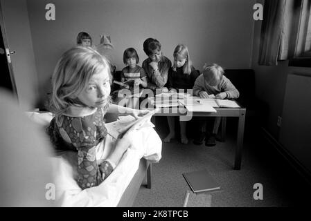 Røros März 1968 Aufnahme des Films über Pippi Langstrumpf aus den Büchern von Mastrid Lindgren. Pippi wird von Inger Nilsson gespielt. Hier ist Inger Nilsson selbst ohne Kostüm. Machen Sie Hausaufgaben mit anderen Kindern, die im Film spielen. Foto: Aage Storløkken / Aktuell / NTB Stockfoto