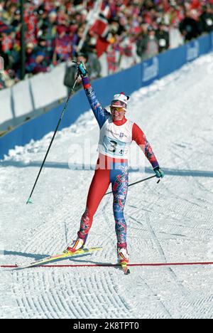 Olympische Winterspiele 19940221 in Lillehammer. 4 x 5 Kilometer Staffel für Langlauffrauen. Norwegens Ankerfrau Anita Moen gleitet über die Ziellinie und sorgt für Silbermedaillen für Norwegen. Foto: Bjørn Sigurdsøn / NTB Stockfoto