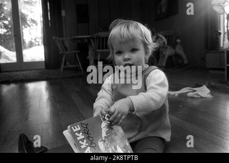 Der aktuelle März 1968 zu Hause mit der Schauspielerin Liv Ullmann. Hier sitzt ihre Tochter Linn Ullmann auf dem Boden und "verriet" das Buch. Foto: Ivar Aaserud / Aktuell / NTB Stockfoto