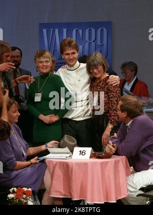 Oslo 19890911. Storting Elections 1989. Die Nacht der Wahlen - von der Wahlbeobachtung zum SV in NRK. Zum Beispiel Kristin Halvorsen, Parteichef Erik Solheim und Tora Aasland Houg freuen sich über gute Ergebnisse. NTB Stock Photo Bjørn-Owe Holmberg / NTB Stockfoto