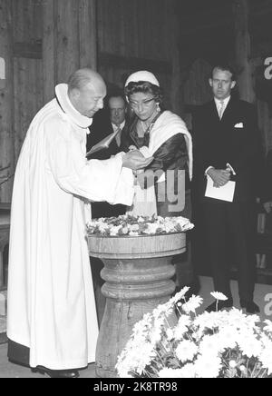 Oslo 19621004. In der Holmenkollenkapelle taufen Prinzessin Estad und Johan Martin Ferner ihre Tochter Cathrine. Das Taufkind wurde von ihrer Mutter Prinzessin, Prinzessin, getragen. Die Taufe wurde von Pfarrer Sverre Eika vorgenommen. König Olav (hinter der Mitte) Vater Johan Martin Ferner (t.h.). Foto: NTB / NTB Stockfoto