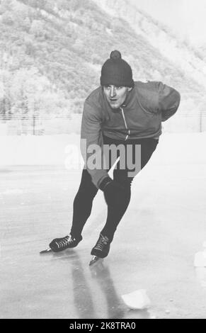 Nøtterøy 19641205. Skater Fred Anton Maier (26 Jahre) steht für Tønsberg 1,92 m hohe Kurve ist unsere größte Skating-Hoffnung, nachdem das 'Coupé' aufgelegt hat. Hier Fred Anton Maier in Aktion auf Schlittschuhe. Foto: Ivar Aaserud NTB / Current Stockfoto