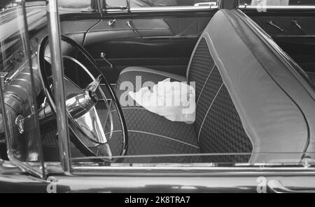 Oslo 19621004. In der Holmenkollenkapelle taufen Prinzessin Estad und Johan Martin Ferner ihre Tochter Cathrine. Hier liegt die Babyflasche und der Teppich für Cathrine Ferner im Auto. Foto: Ivar Aaserud Current / NTB Stockfoto