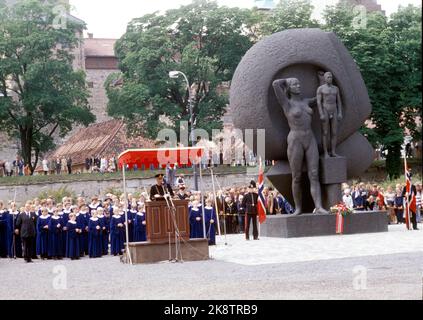 Oslo 19780702. König Olav 75 Jahre. Viele hatten ihren Weg zum Festungsplatz und zum Nationaldenkmal (t.h.) gefunden, um König Olav an seinem 75.. Tag zu ehren. Hier spricht König Olav während des Parteitreffens. Foto: Svein Hammerstad NTB / NTB Stockfoto