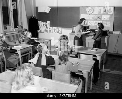 Oslo Dezember 1949. Das Magnetophon wird in Norwegen eingeführt. Es ist die Firma Proton, die die Exklusivrechte an dem Namen Magnetophon besitzt. Später wird die Maschine unter einer Vielzahl von Namen bekannt, wie Bandpillen, Klebeband, Tonbandgerät und Spülgerät. Der Kassettenspieler wird in einer Reihe von Bereichen eine große Hilfe sein. Hier wird der Tonbandgerät für eine Schulklasse vorgeführt, die an der Møllergata-Schule Sprachunterricht hat. Foto: Sverre A. Børretzen / Aktuell / NTB Stockfoto