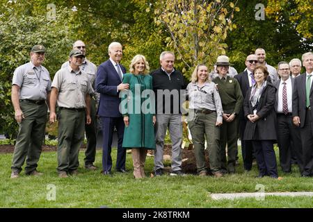 Washington, Usa. 24. Oktober 2022. US-Präsident Joe Biden und First Lady Jill Biden helfen Dale Haney (neben Jill), am Montag, den 24. Oktober 2022, einen Baum zu seinen Ehren auf dem South Lawn des Weißen Hauses in Washington zu Pflanzen. Haney ist der Chefgrundwächter des Weißen Hauses und seit 50 Jahren im Weißen Haus tätig, beginnend mit Präsident Richard Nixon. Foto von Yuri Gripas/UPI Credit: UPI/Alamy Live News Stockfoto