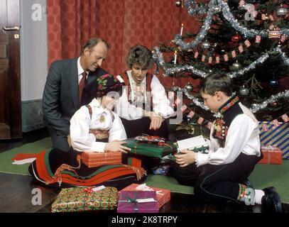 Asker 1981-12: Weihnachtsvorbereitungen bei Skaugum. Die Kronprinzenfamilie bereitet Weihnachten in ihrem Haus am 1981. Dezember vor. Kronprinz Harald, Kronprinzessin Sonja, Prinzessin Märtha Louise und Prinz Haakon Magnus mit Weihnachtsgeschenken am Weihnachtsbaum. Foto: Bjørn Sigurdsøn / NTB / NTB Stockfoto