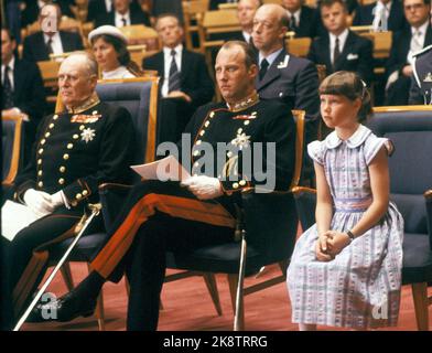 Oslo 19800607. Die Feier des 75.. Jahrestages der Entschließung der Union. Drei Generationen der königlichen Familie waren während der Feier anwesend. Prinz Haakon Magnus (6) war bei seiner ersten Reprenz und zum ersten Mal im Storting. Hier (f.) König Olav, Kronprinz Harald und Prinzessin Märtha Louise. Foto: Erik Thorberg NTB / NTB Stockfoto