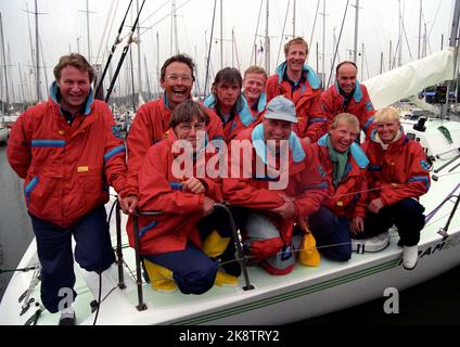 Belgien, Nieuwpoort 1. Juli 1991. Weltmeisterschaft im Segeln. 1 Ton Cup 1991. König Harald und seine Männer segeln Xi. Foto: Lise Åserud / NTB / NTB Stockfoto