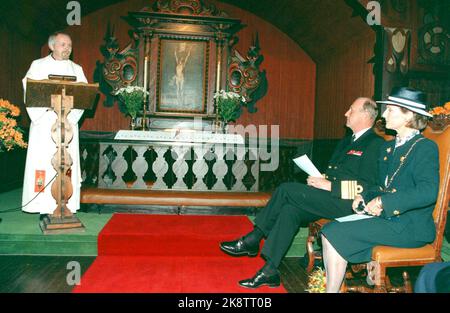 Amsterdam 199604. Das norwegische Königspaar, Königin Sonja und König Harald, besucht offiziell die Niederlande. Das Bild: Das norwegische Königspaar war natürlich ein Ausflug zur Norwegischen Seemannskirche während des Staatsbesuches in Rotterdam am Dienstag. Der Seemannspriester Olav Hofsli erzählte von der alten, von Stabkirche inspirierten Kirche und hielt dann einen kurzen Gottesdienst für die rund 85 Gäste ab. (NTB-Foto: Rune Petter Ness) Stockfoto