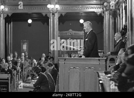 Oslo 19630928 'Rollenwechsel zum zweiten Mal' Parlamentarisches Drama im Storting. Die Debatte dauerte 30 Stunden. Der Premierminister heißt wieder Einar Gerhardsen, nachdem die Koalitionsregierung von John Lyng rechts, der Christlichen Volkspartei, der Linken und der Zentrumspartei am 25. September 1963 zurückgetreten ist. Das NRK-Fernsehen nimmt Aufzeichnungen über die gesamte Debatte auf und übermittelt sie dem norwegischen Volk. Hier ist John Lyng (H) auf der Kanzel. Foto: Aage Storløkken / Aktuell / NTB Stockfoto