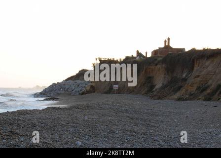 Blick auf das Rote Haus auf den Klippen, die durch die Küstenerosion geschwächt wurden, mit dem Martello Tower in Aldeburgh im Hintergrund. Thorpeness 21.. November 2021. Stockfoto