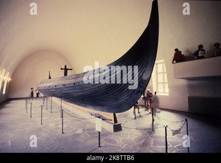 Bygdøy, Oslo 19830715 das Gokstad-Schiff im Wikingerschiffmuseum in Bygdøy. Das Gokstad-Schiff wurde 1880 auf einem großen Grabhügel auf den Farmen Gokstad, Sandar und Vestfold gefunden. Das Schiff wurde ca. 890 n. Chr. gebaut. Und wurde später bei der Beerdigung eines mächtigen Häuptführers verwendet, der ca. 900 starb. Foto: Erik Thorberg / NTB / NTB Stockfoto