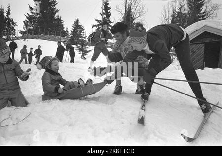 Gausdal Februar 1973. Königin Margrethe von Dänemark hat ihren 3-tägigen offiziellen Besuch in Oslo um eine Woche Winterurlaub in Gausdal in der Kabine eines Reeders erweitert. Sie hat mit der Familie Prinz Gemalen Prinz Henrik und die beiden Kinder Prinz Frederik und Prinz Joachim geerbt. Hier ist die ganze Familie draußen im Schnee. Foto: Ivar Aaserud / Aktuell / NTB Stockfoto