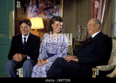 Oslo 198909 - Prinzessin Märtha Louise wird 18 Jahre alt. Prinz Haakon Magnus und Prinzessin Märtha Louise sitzen mit ihrem Großvater König Olav zusammen. Foto: Knut Falch / NTB Stockfoto