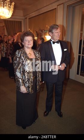 Oslo 19921210: Friedensnobelpreis 1992. Premierminister Gro Harlem Brundtland und ihr Ehemann Arne Olav Brundtland kommen in Rigoberta Mendchu Bankett an, das das Nobelkomitee an den Friedensnobelpreisträger überreichte. Foto: Aleksander Nordahl NTB / NTB Stockfoto