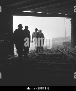 Sunndalsøra 19520531: 'Technisches Abenteuer auf Sunndalsøra'. Die Entwicklung des Industriestandortes Sunndalsøra - Bauarbeiten am Kraftwerk Aura, Bau des Aluminiumwerkes und Bau von Wohnhäusern auf Sunndalsøra. Das Bild: Das Kraftwerk Aura wird entwickelt. Aus einem der Zugangstunnel der Aura-Anlage geht eine Verschiebung hervor. Foto: Sverre A. Børretzen / Aktuell / NTB Stockfoto