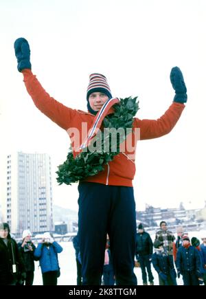 Drammen 198002 02-03. NM beim Skaten 1980. Marienlyst Stadium. Ein glücklicher Tom Erik Oxholm auf dem Siegerpodest mit einem Lorbeerkranz um den Kopf, der unter dem NM zur Nr. 1 wurde. Wellen. Foto: Knut Nedrås NTB / NTB Stockfoto