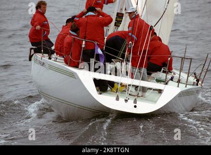 Belgien, Nieuwpoort 1. Juli 1991. Weltmeisterschaft im Segeln. 1 Ton Cup 1991. König Harald und seine Männer segeln Xi. Foto: Lise Åserud / NTB / NTB Stockfoto