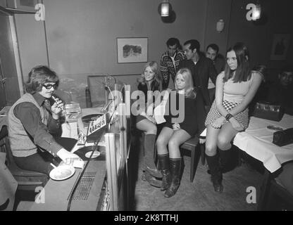 Oslo April 26. Die Disco 'Colony Club', die erste in Norwegen, zieht sowohl Prominente als auch andere an. Hier d.j. Tore Løken umgeben von jungen Bewunderern in Miniröcken. Foto: Aage Storløkken / Aktuell / NTB Stockfoto