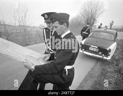 1969-05-12 "die Polizei versucht neue Straßen". Makan zur Beherrschung des Beschleunigers wurde auf den Straßen in Vestfold noch nie registriert. Aber dann war auch die großräumige Kontrolle der Polizei, die Operation Sample County genannt wurde, sowohl in der lokalen als auch in der Hauptpresse gründlich im Voraus. Polizeibeamte überprüfen Karten. Foto: Aage Storløkken / Aktuell / NTB Stockfoto