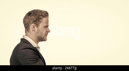 Stirnrunzeln wegen Missbilligung. Stirnrunzeln des Jungen. Professioneller Mann runzelt das Profil ab. Ablehnung Stockfoto