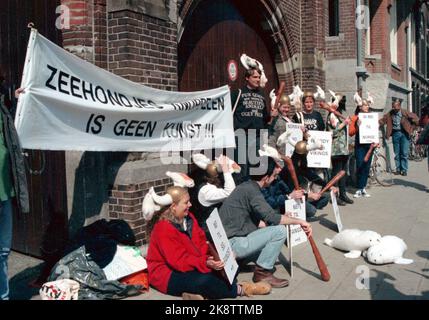 Amsterdam 199604. Das norwegische Königspaar, Königin Sonja und König Harald, besucht offiziell die Niederlande. Picture: Das Königspaar gewöhnt sich an Treffen mit Walen und versiegelnden Gegnern im Ausland. Die Niederlande waren keine Ausnahme. Vor dem zeitgenössischen Museum in Amsterdam wurden sie von einer kleinen Gruppe junger Demonstranten getroffen, die klar verkündeten, dass „die Vereinssiegel keine Kunst sind“. (NTB-Foto: Rune Petter Ness) Stockfoto