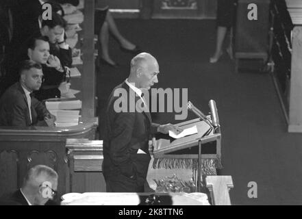 Oslo 19630928 'Rollenwechsel zum zweiten Mal' Parlamentarisches Drama im Storting. Die Debatte dauerte 30 Stunden. Der Premierminister heißt wieder Einar Gerhardsen, nachdem die Koalitionsregierung von John Lyng rechts, der Christlichen Volkspartei, der Linken und der Zentrumspartei am 25. September 1963 zurückgetreten ist. Das NRK-Fernsehen nimmt Aufzeichnungen über die gesamte Debatte auf und übermittelt sie dem norwegischen Volk. Einar Gerhardsen (AP) auf der Kanzel. Foto: Aage Storløkken / Aktuell / NTB Stockfoto