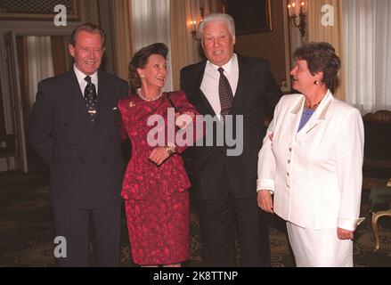 Oslo 19960326: Auf dem Weg zum Mittagessen im Hotel Bristol am Dienstag zeigte Präsident Boris Yeltsin, dass er ein Mann ist, der die Situation fest im Griff hat: Als er die Fotografen sah, erhielt er ihnen schnell ein besonders gutes Motiv, indem er eine überrumpelte Königin Sonja und Premierminister Gro Harlem Brundtland griff. Foto Bjørn Sigurdsøn / NTB-Pool Stockfoto