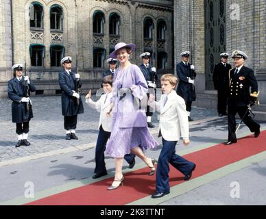 Oslo 19780702. König Olav 75 Jahre. Königin Margrethe von Dänemark mit den Söhnen Frederik (v.v.) und Joachim, die das Storting nach einem Empfang im Zusammenhang mit König Olav 75 Jahre verlassen. Foto: Bjørn Sigurdsøn NTB / NTB Stockfoto