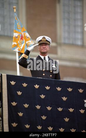 Stockholm 199604: König Carl XVI Gustaf 50 Jahre - mehrere Tage der jährlichen Party für Schwedens König. Picture: Der eigentliche Geburtstag am 30. April. König Carl Gustaf verleiht vom Balkon des Schlosses militärische Ehrungen. Foto: Bjørn Sigurdsøn / NTB / NTB Stockfoto