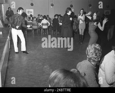 Oslo April 26. Die Disco 'Colony Club', die erste in Norwegen, zieht sowohl Prominente als auch andere an. Hier sind einige Tanzlöwen auf der Tanzfläche. Foto: Aage Storløkken / Aktuell / NTB Stockfoto