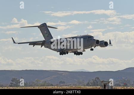 USAF C-17 Globemaster III landet bei MCAS Miramar in San Diego, Kalifornien Stockfoto