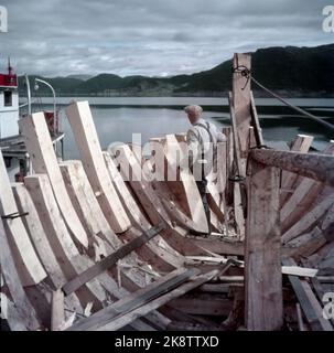 Rognan innerst i Saltdalsfjorden 19531010. Rognan er kjent over hele Nord-Norge som stedet hvor fiskeskøyter bygges Og repareres. Småskipsbyggingen har urgamle tradisjoner, for hundrevis AV år siden sto Folk Og bygde båter i små skur nede i Fjæra. De fleste bøndene har en båt for seg selv på låven i vedskjulet eller i et skur. Båtene bygges i mørke Høst--Og vinterdagene når arbeidet med gardsbruket ikke stjeler så mange timer AV døgnet. Langs hele stranda i Rognan er skøyter under bygging eller til reparasjon. Foto: Sverre A. Børretzen / Aktuell / NTB Stockfoto