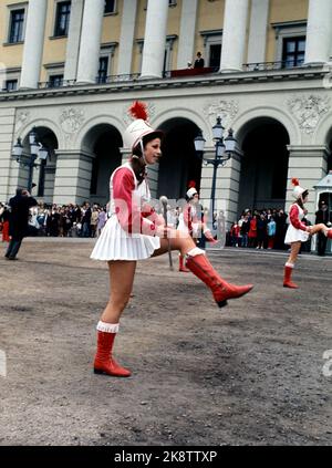 Oslo 19700517. Mai 17 in Oslo. Bjølsen Youth Corps bohren Mädchen / bohren Mädchen in Aktion, wie sie den Burgbalkon passieren. Kronprinzessin Sonja und Kronprinz Harald sind allein auf dem Schlossbalkon. König Olav war krank und konnte nicht anwesend sein. Foto: Current / NTB Stockfoto