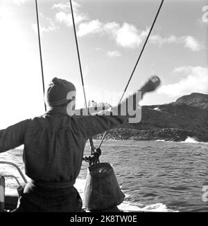 Nordkapp på Magerøya 195210. Europas nordligste internatskole ligger på Nordkapp i Repvåg ytterst i Porsangerfjorden. Åtte småsteder var skoleskøyta innom for å hente små passasjerer Fra 7 års alderen. Et par AV plasse hadde kai så skøyta kunne gå helt Inn, men som regel måtte den ligge utpå Og vente på robåten med ungen Og kofferten. Nordkapp herred--kommunen har skoleinternat for barna som bor på små avsidesliggende plasser innenfor herredsgrensene. Det er unger Fra anslagsvis 75 familier. Her er den første elven ombord i skoleskøyta som går i 4. klasse Og synes skolen er en fin avveksli Stockfoto