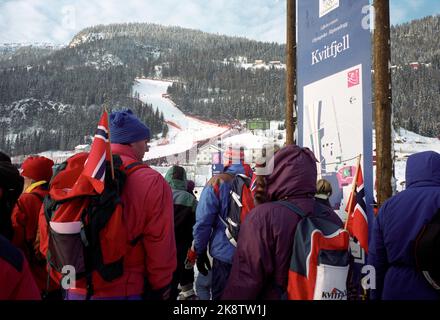 Kvitfjell 19940217. Olympische Winterspiele in Lillehammer. Das Publikum auf dem Super G. Rucksack mit norwegischen Flaggen. Foto: Jan Greve / NTB Stockfoto