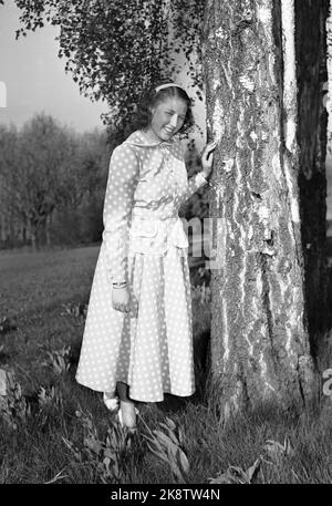 Skaugum, Asker 19490511 Eine lächelnde Prinzessin Astin fotografiert im Garten von Skaugum. Die Prinzessin im gepunkteten Kleid. Foto: NTB / NTB Stockfoto