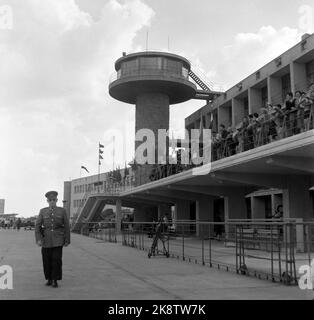 Kairo, Ägypten 19590515 Fliegender Teppich mit Jet. Urbound und Jet Age trafen sich in Ägypten, als SAS am 15. Und 16. Mai seine caravelle-Route zwischen Skandianvia und Kairo eröffnete. Zwischen der Pyramide und dem Jet ist eine riesige Schnalle in der Zeit und Entwicklung. Mit seinen neuen, schnellen Karavellen trägt SAS dazu bei, Menschen und Kontinente enger miteinander zu verbinden. Jeder, der eine dänische, norwegische oder schwedische Flagge für seine Hand hatte, erschien am Flughafen Kairo und begrüßte das Flugzeug. Foto: Asmund Rørslett / Current / NTB Stockfoto