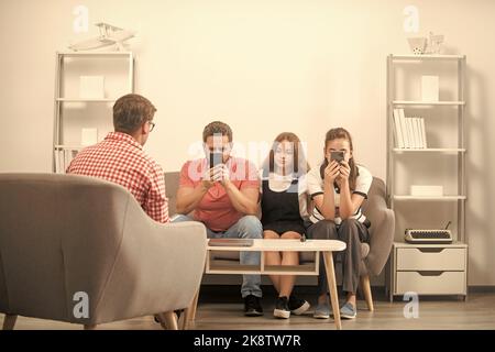 Lebensversicherung und Adoption. Eltern-Lehrer-Treffen. Vater Mutter und Kind bei Psychologiensitzung Stockfoto