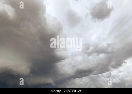 Dunkelominöse graue Sturmwolken. Himmel in trüben Tag vor Regen. Düstere Regenwolken vor dem Sturm Stockfoto