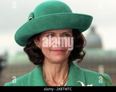 Stockholm 19960430: Schwedens König, König Carl XVI Gustaf 50 Jahre. Das Volk zollt dem König Tribut. Der königliche Jubel begrüßt und winkt der Menge vom Balkon des Lejonbakken vor Stockholms Schloss zu. Hier Königin Silvia, die auch auf den Balkon kam. Foto: Bjørn Sigurdsøn Stockfoto