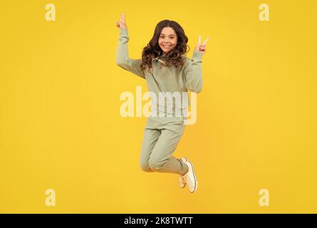 Sportstudio Porträt eines Teenagers Kind trägt Sportkleidung. Teen Mädchen steht im Sport-Outfit. Stockfoto