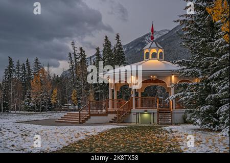 Beleuchteter Pavillon in einem Park in der Stadt Banff, Alberta, Kanada Stockfoto